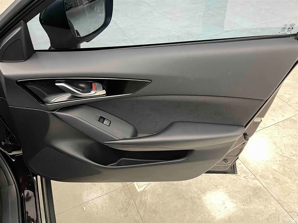Mazda CX-4, 2023 12