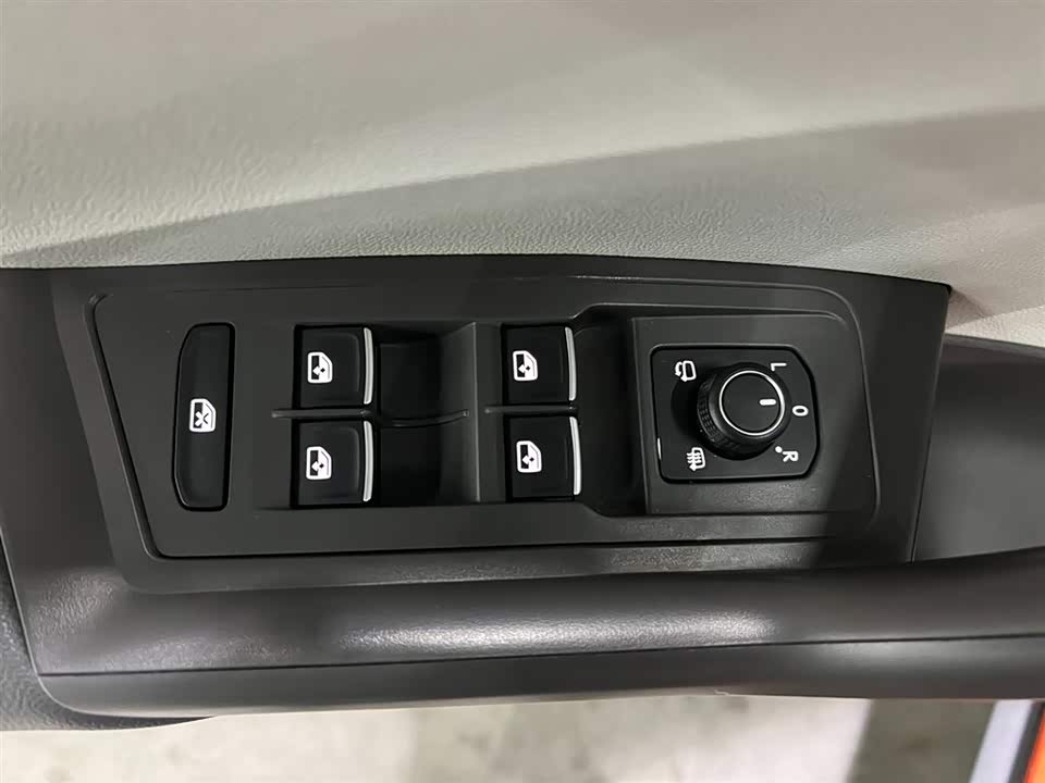 Volkswagen T-ROC exploring Songs