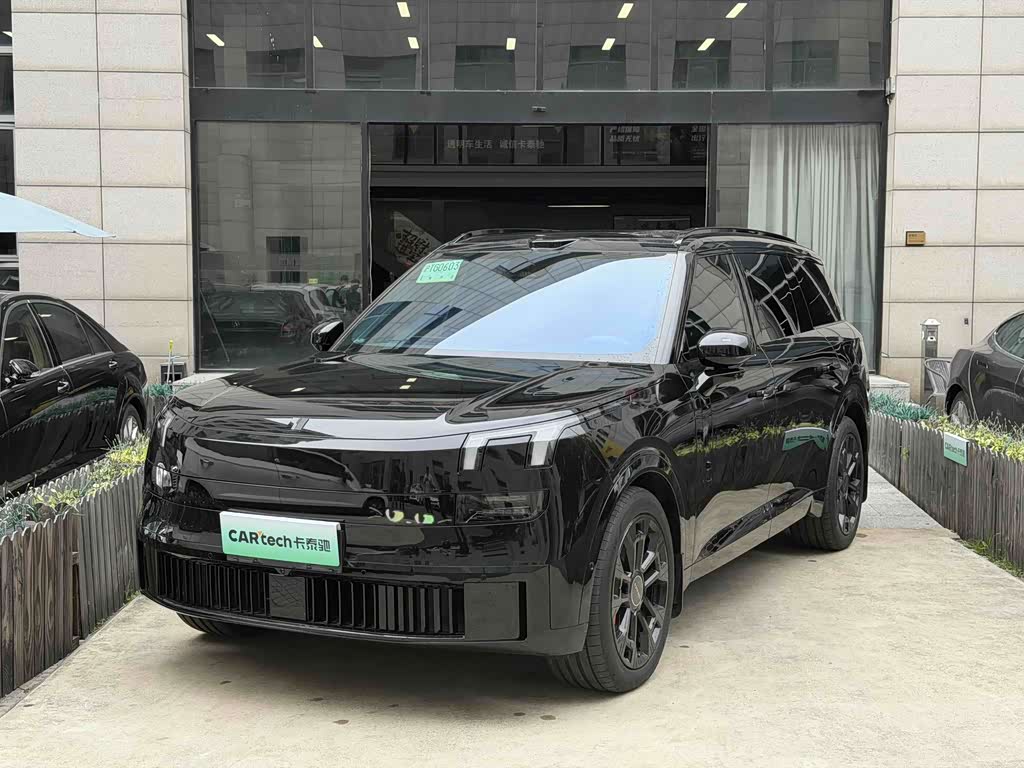 Lynk & Co 900