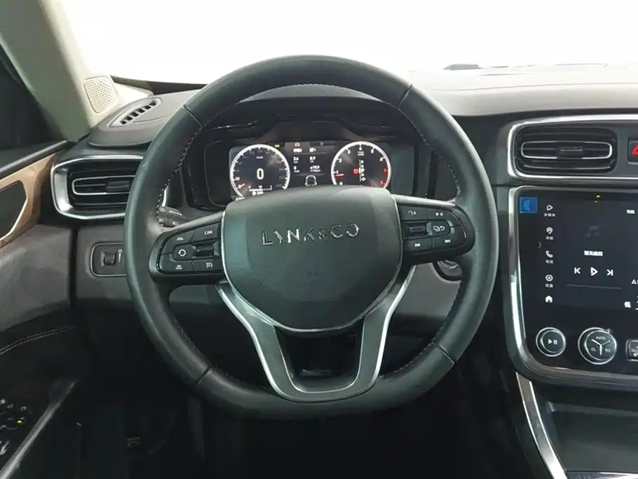 Lynk & Co 01