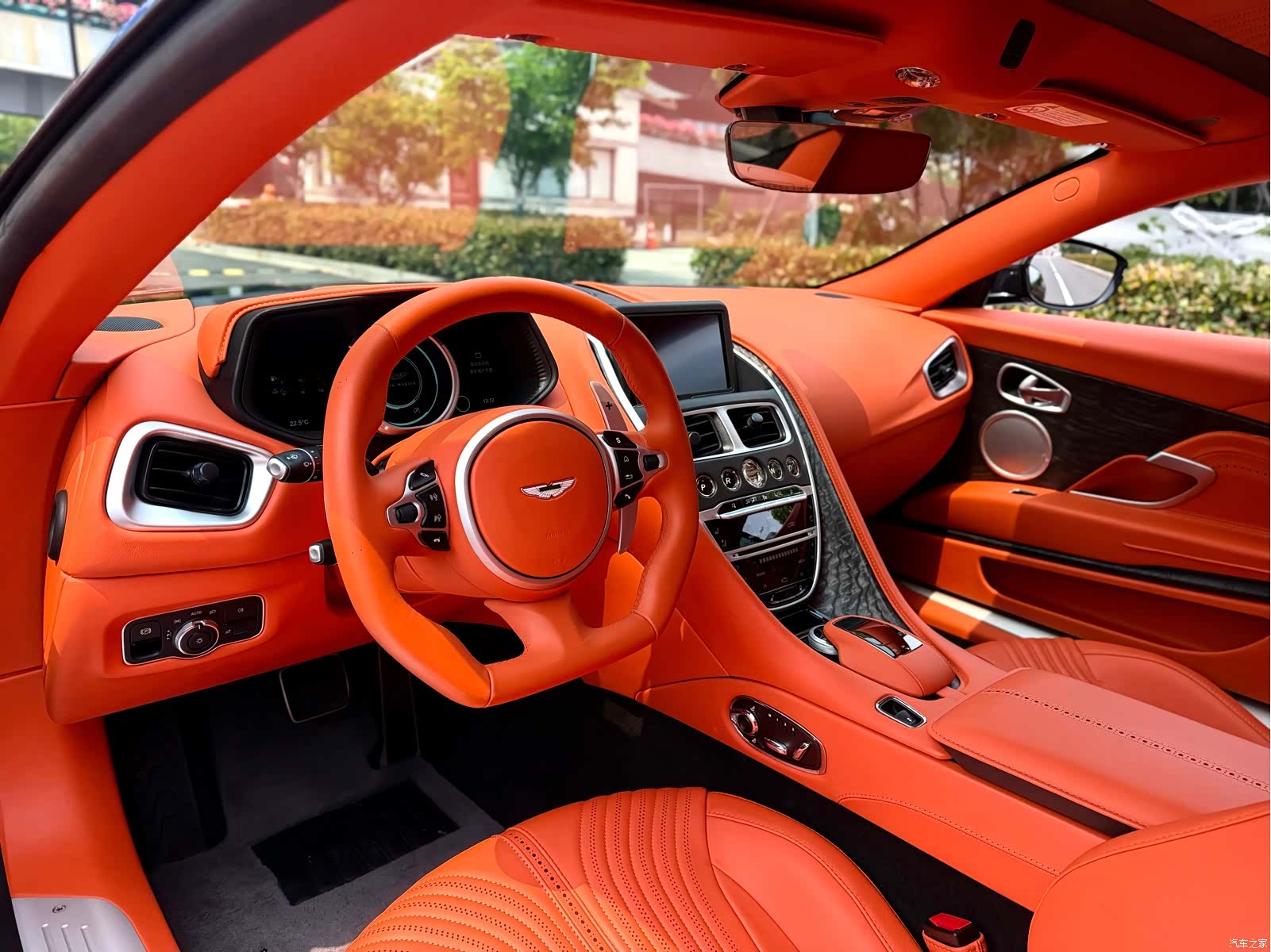 Aston Martin DB11, 2023 4