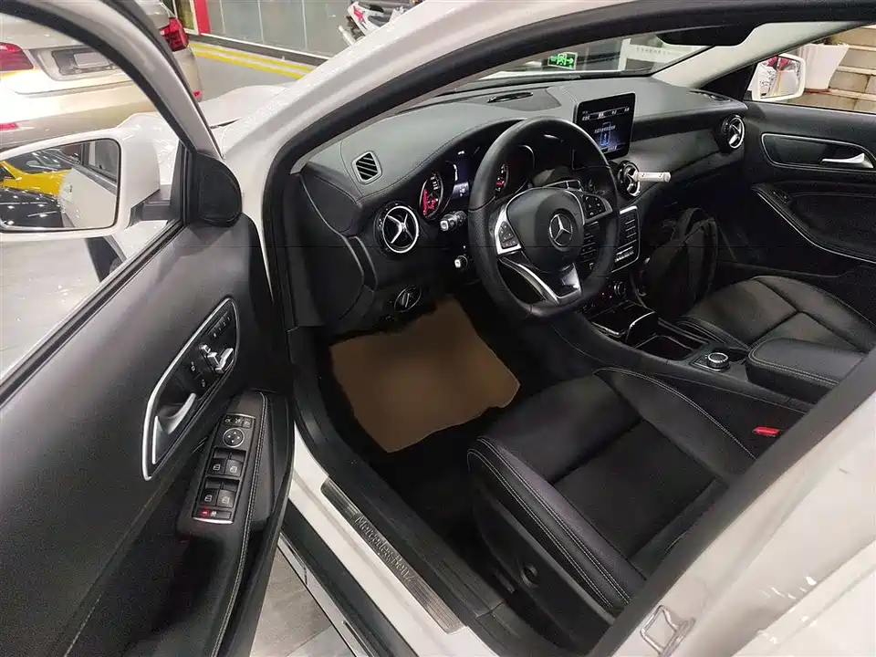 Mercedes-Benz GLA Mercedes-Benz GLA