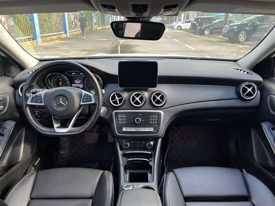 Mercedes-Benz GLA Mercedes-Benz GLA