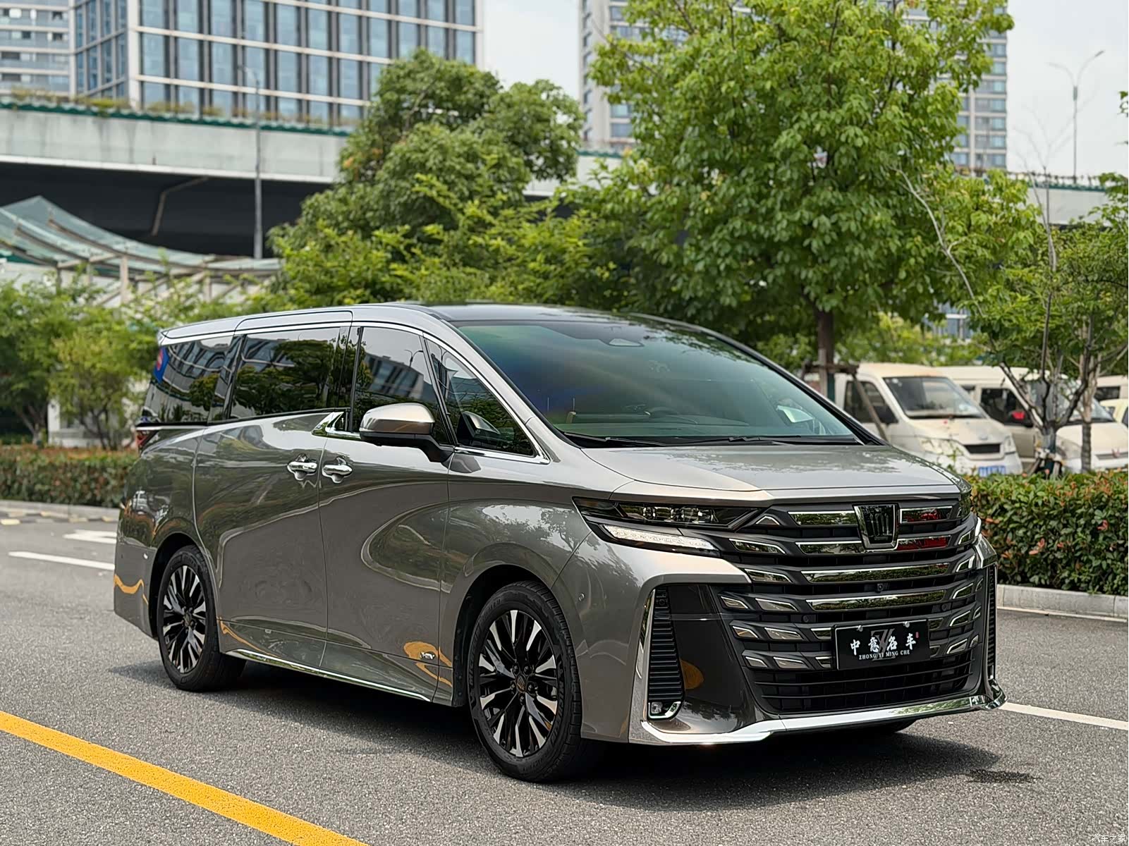 Toyota Vellfire, 2024 3