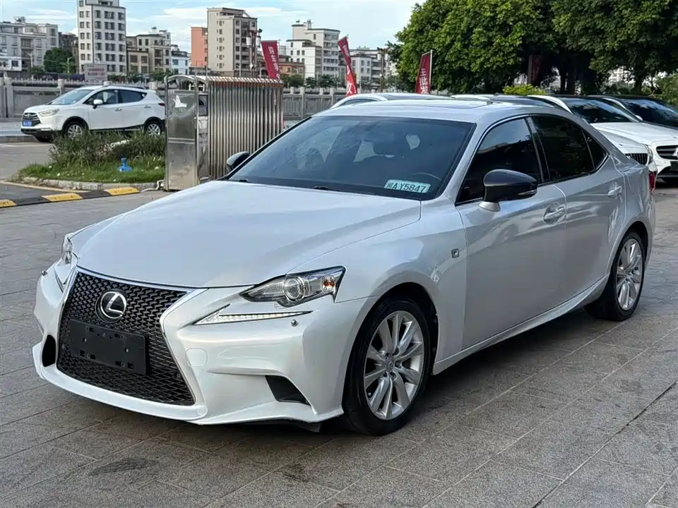 Lexus IS