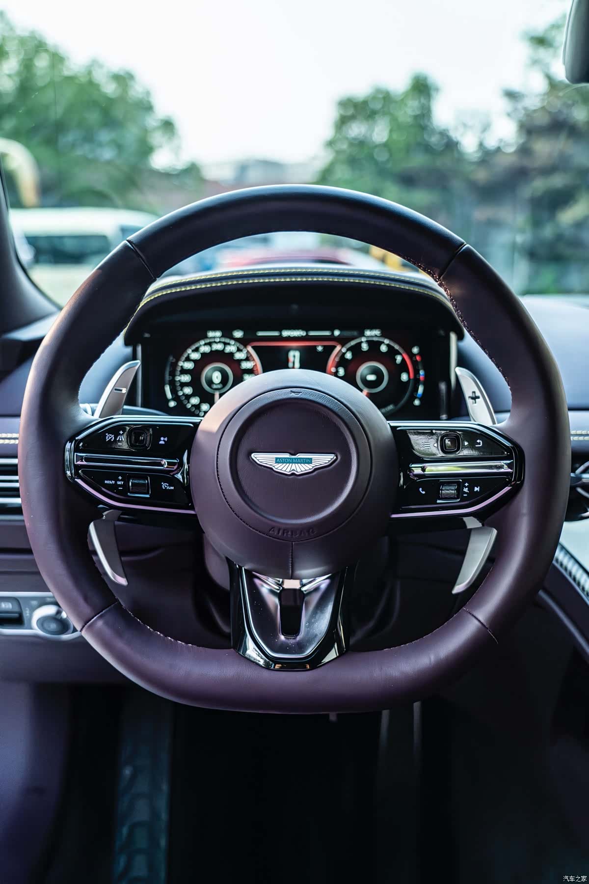Aston Martin DB12, 2024 13