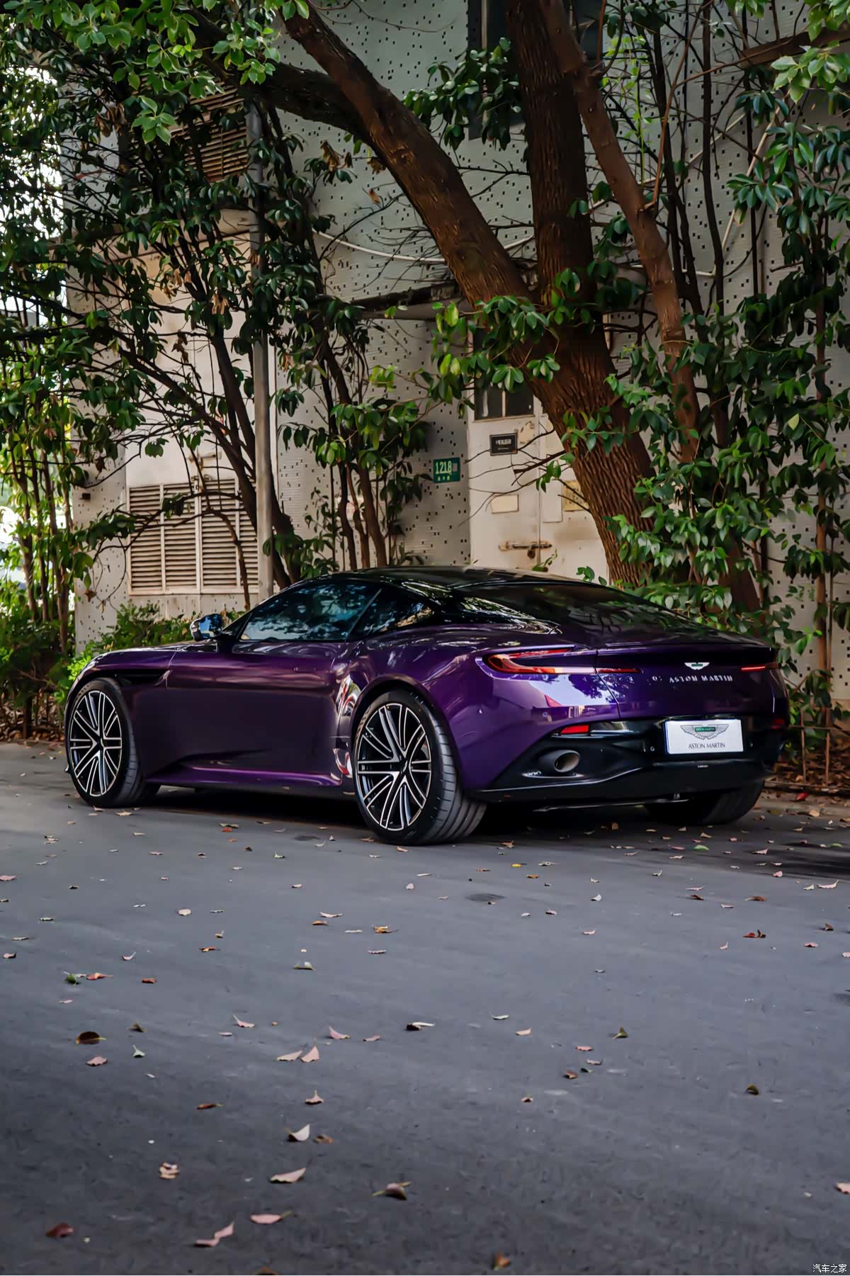 Aston Martin DB12, 2024 3