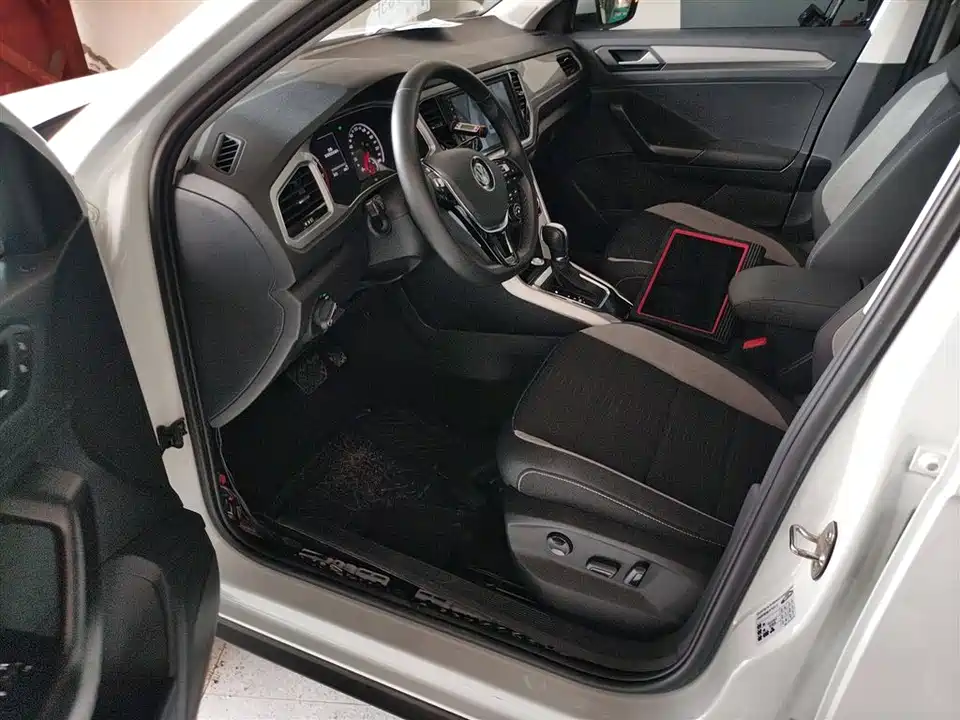 Volkswagen T-ROC exploring Songs