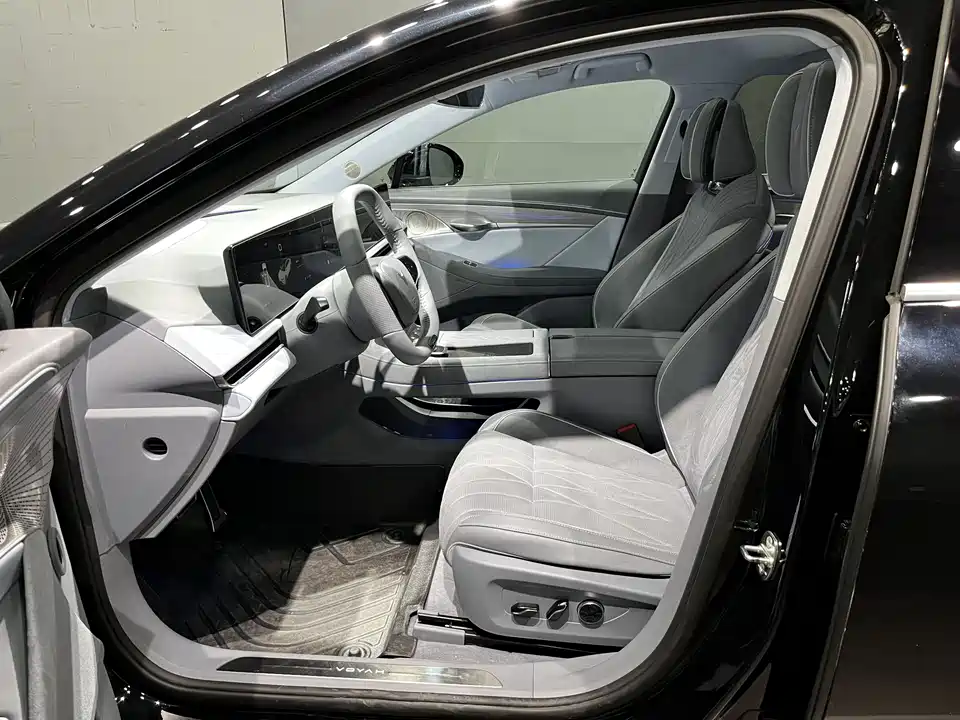 VOYAH Lantu chasing light