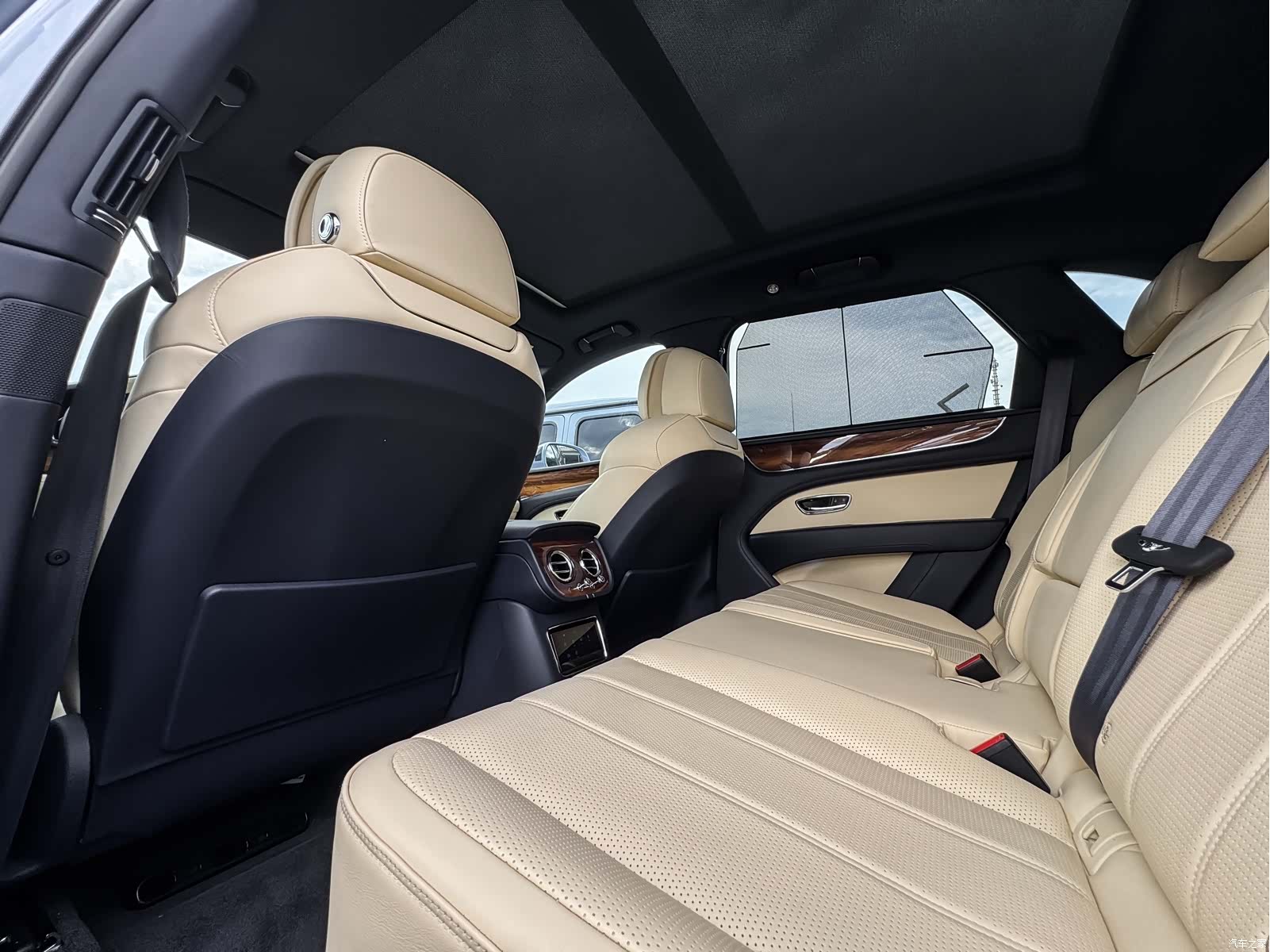 Bentley Bentayga, 2021 12