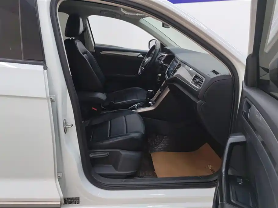 Volkswagen T-ROC exploring Songs