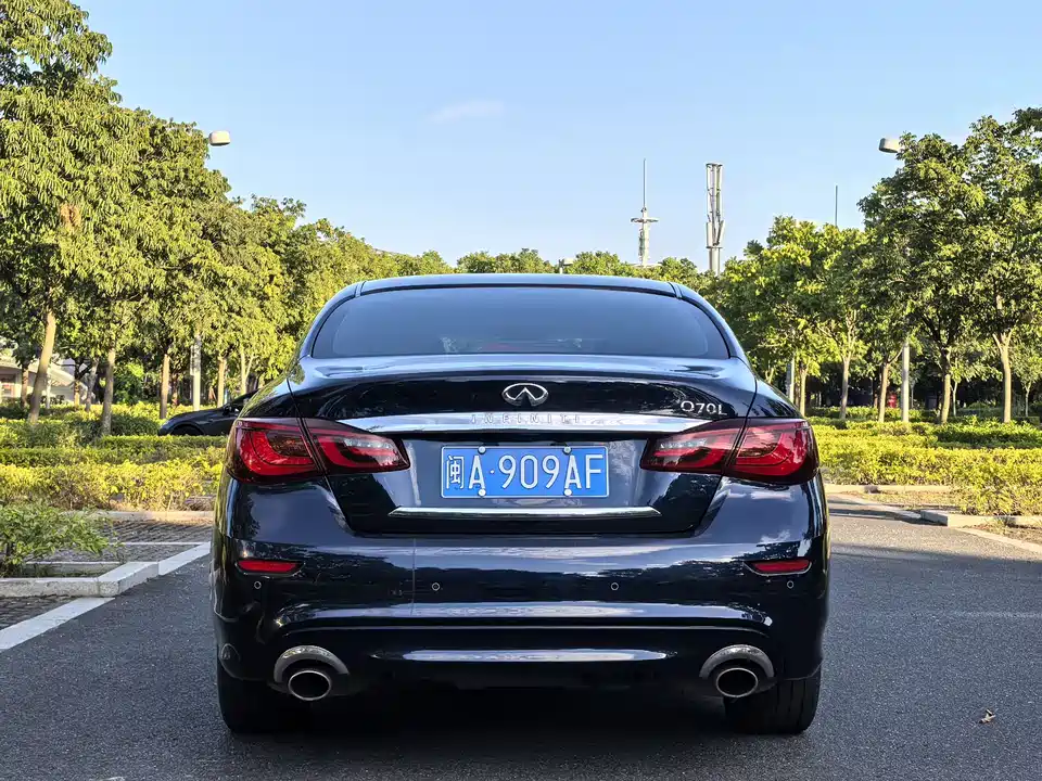 Infiniti Q70