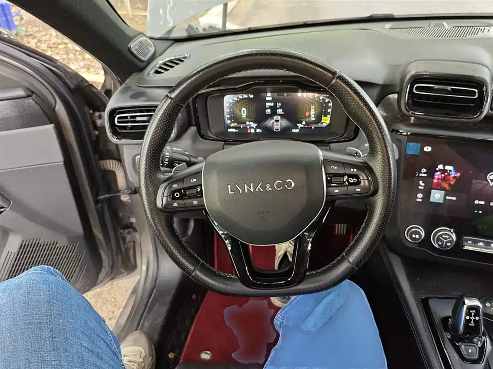 Lynk & Co 03