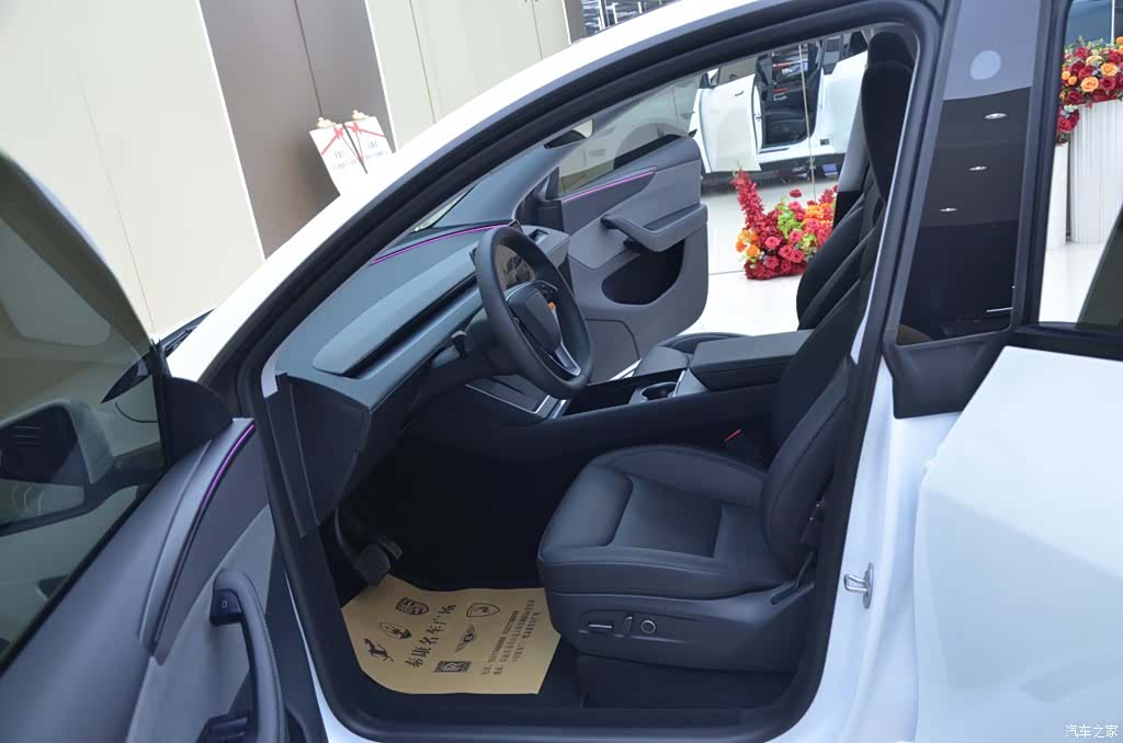 Tesla Model Y, 2025 4