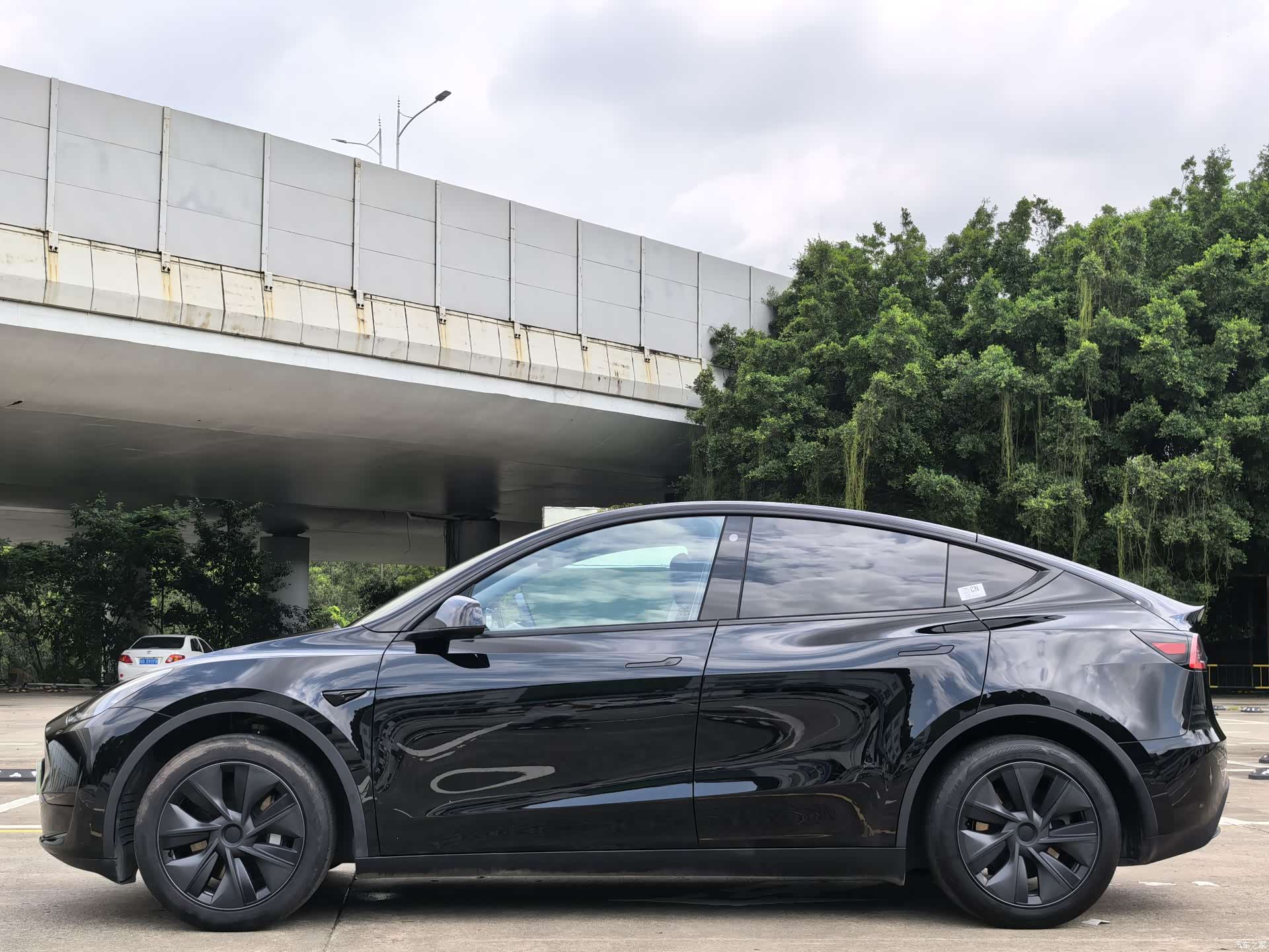 Tesla Model Y, 2023 4