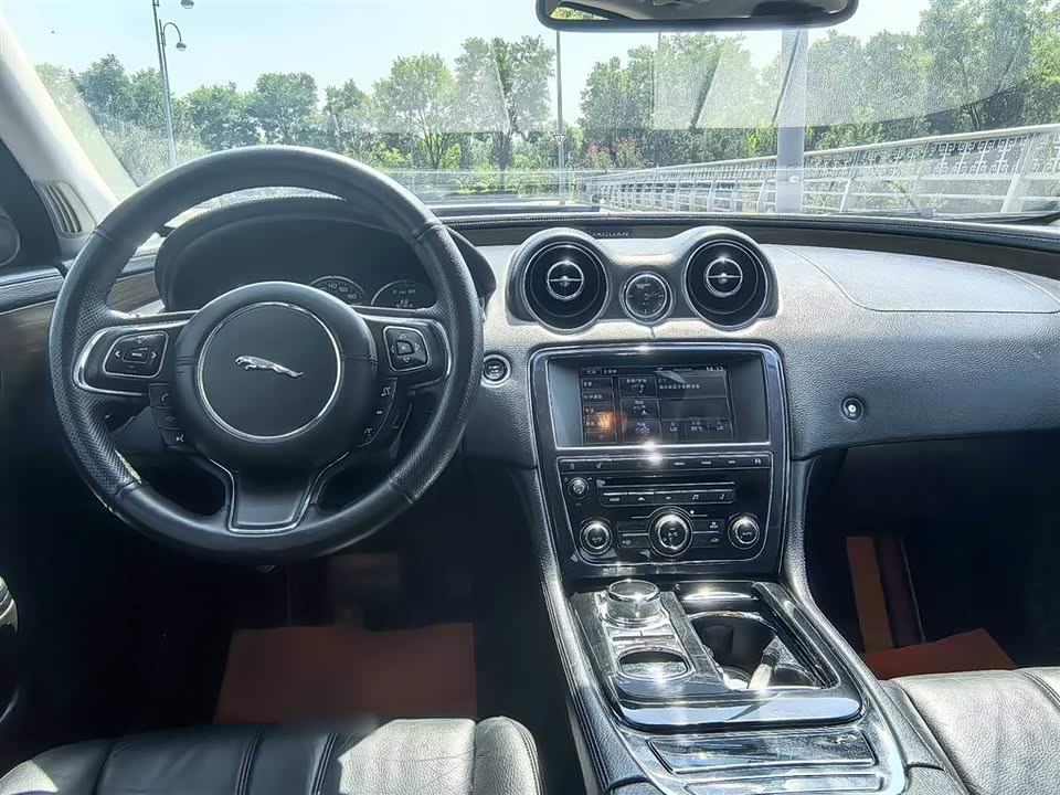 Jaguar XJ