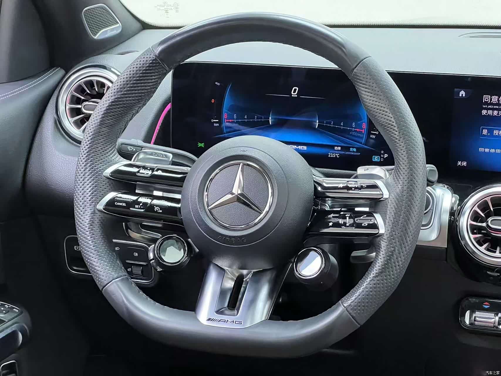 Mercedes-Benz GLB, 2024 27