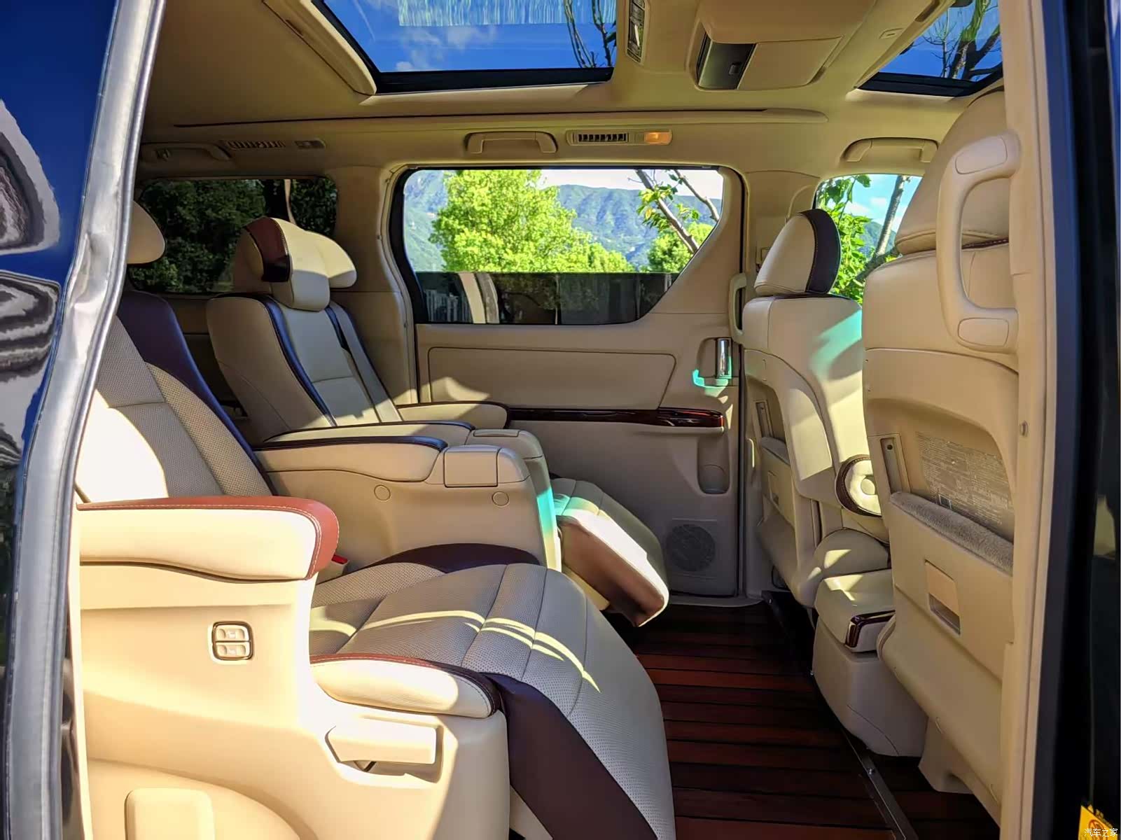 Toyota Alphard, 2011 11