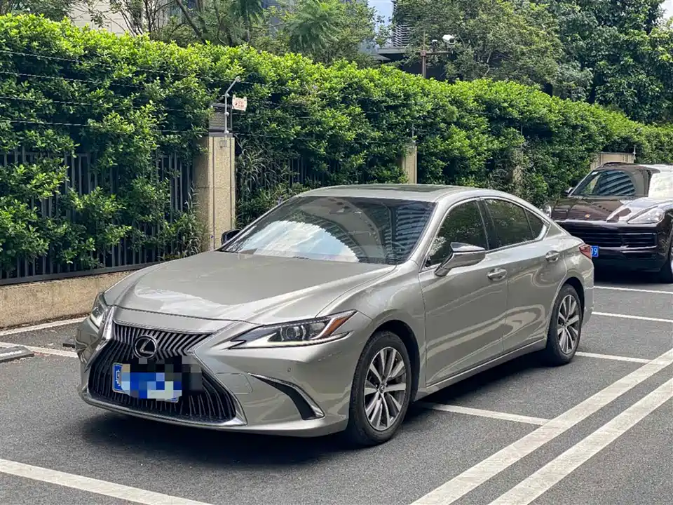 Lexus ES
