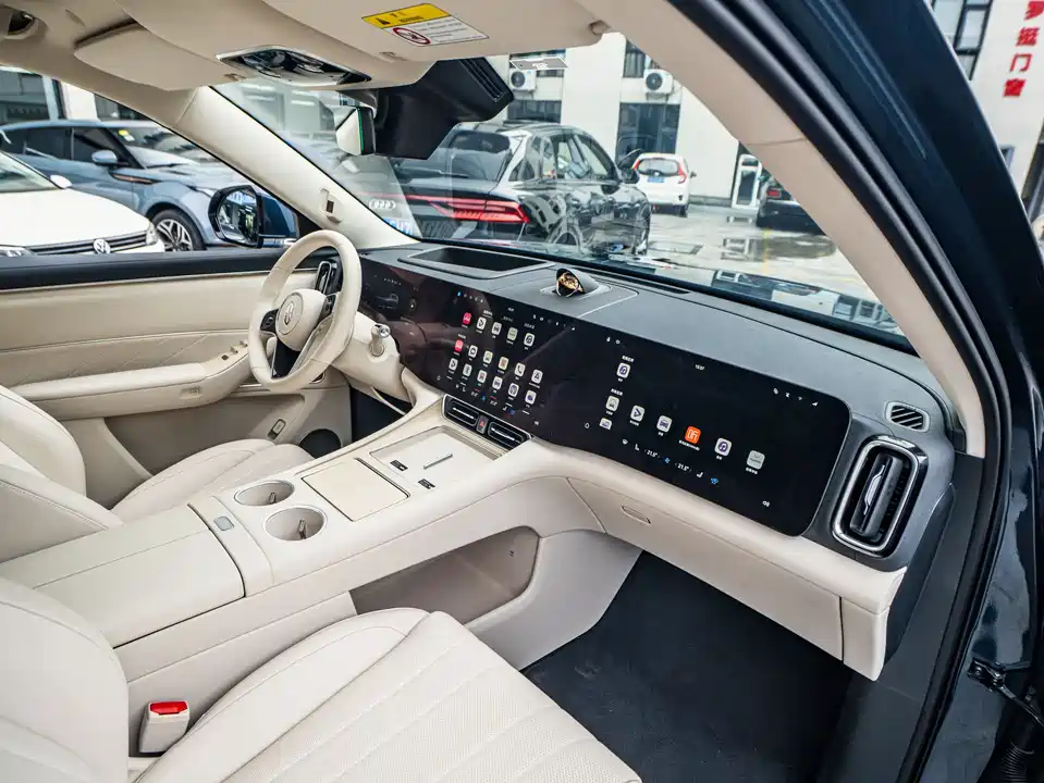 AITO Ask the world M8