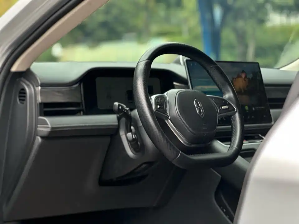 AITO Ask the world M5