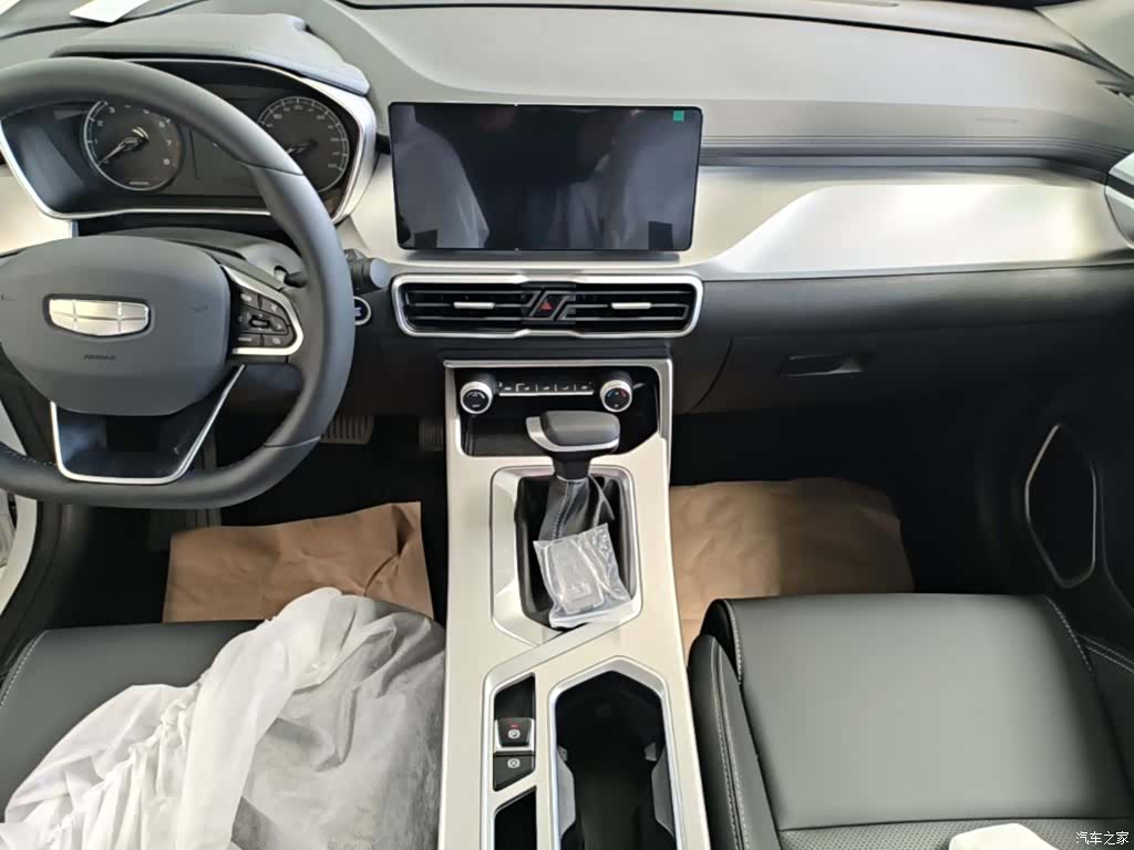 Geely Coolray, 2026 13