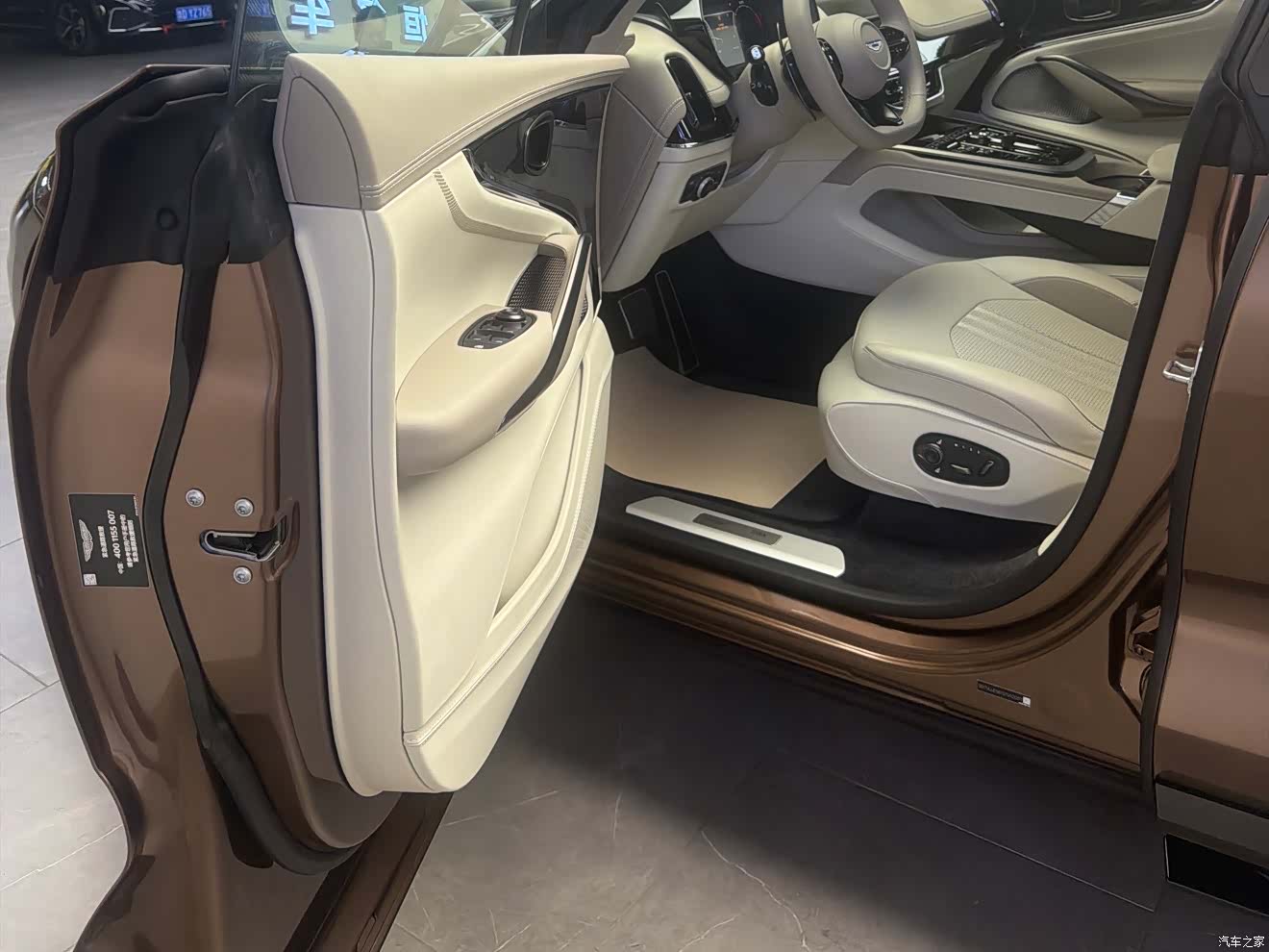 Aston Martin DBX, 2025 7
