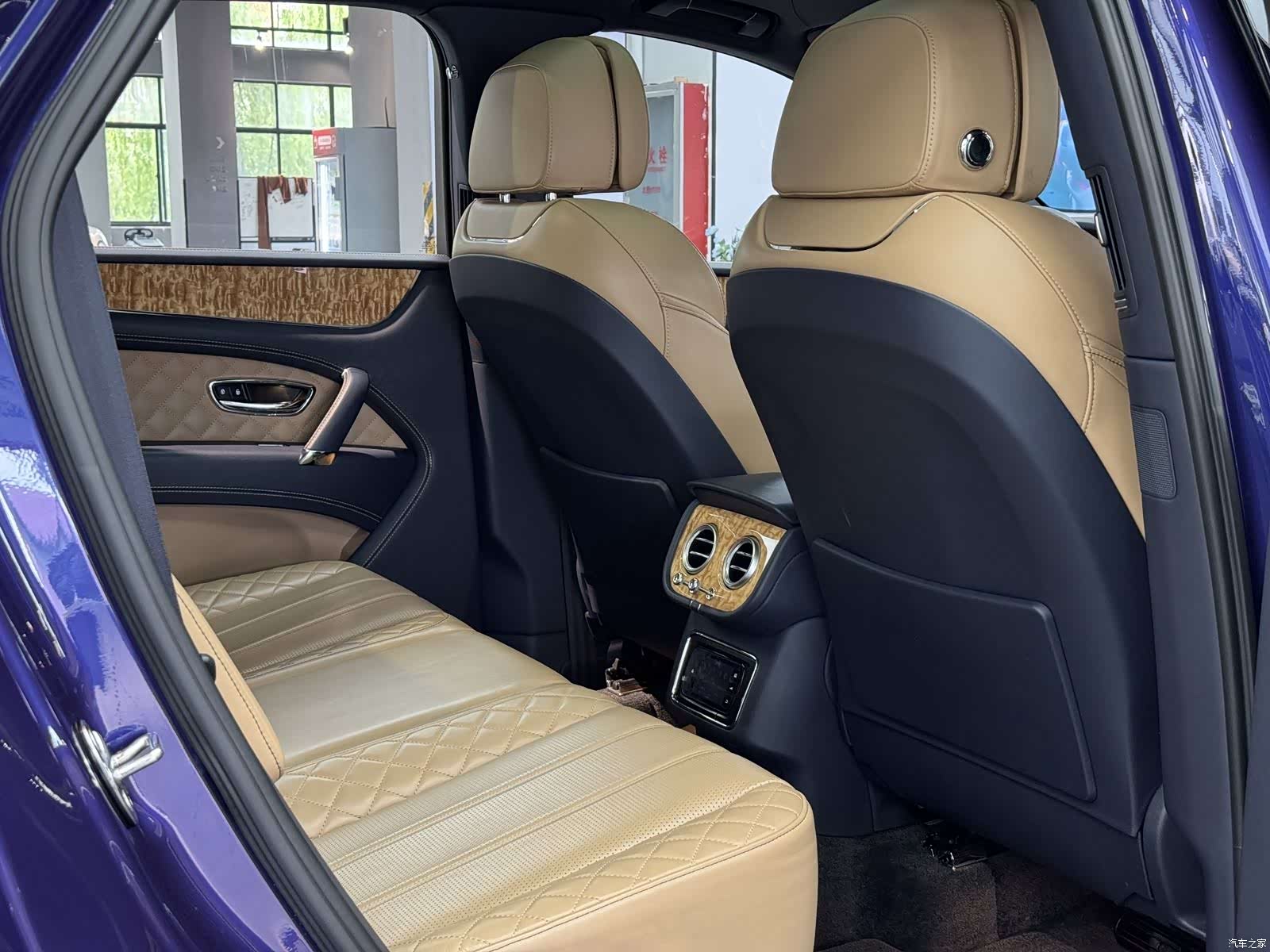Bentley Bentayga, 2018 17