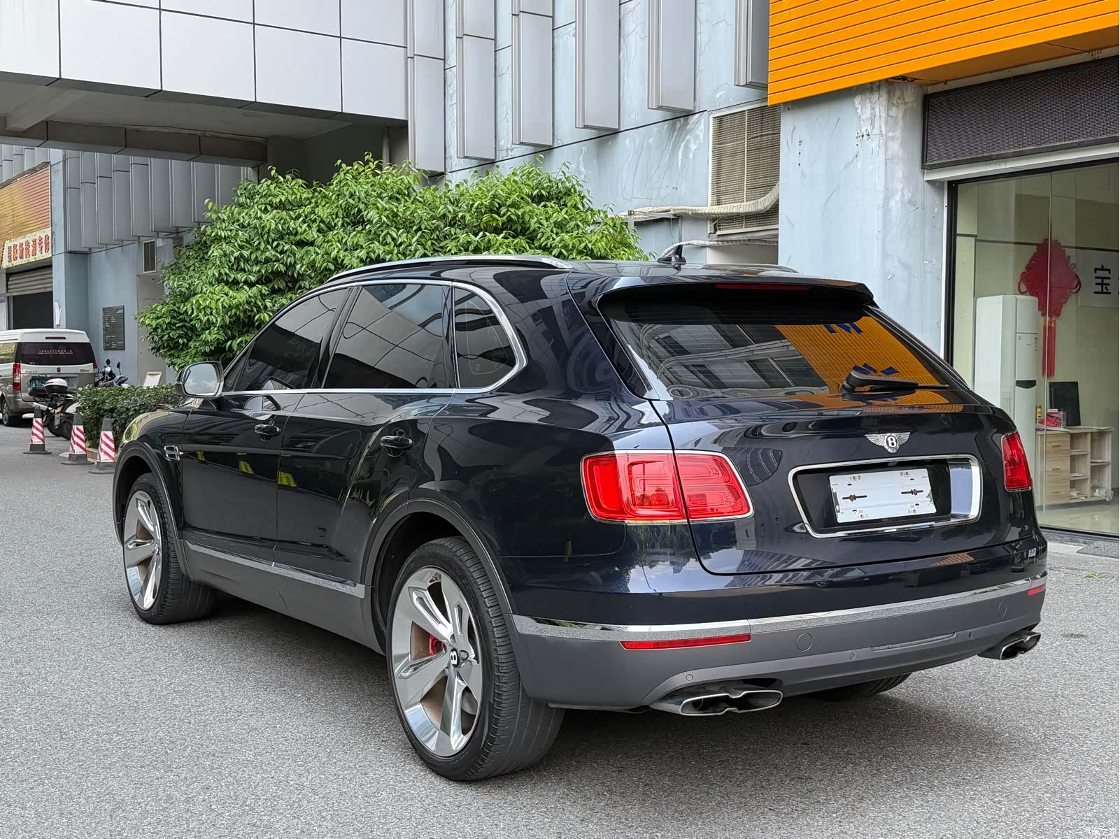 Bentley Bentayga, 2018 13