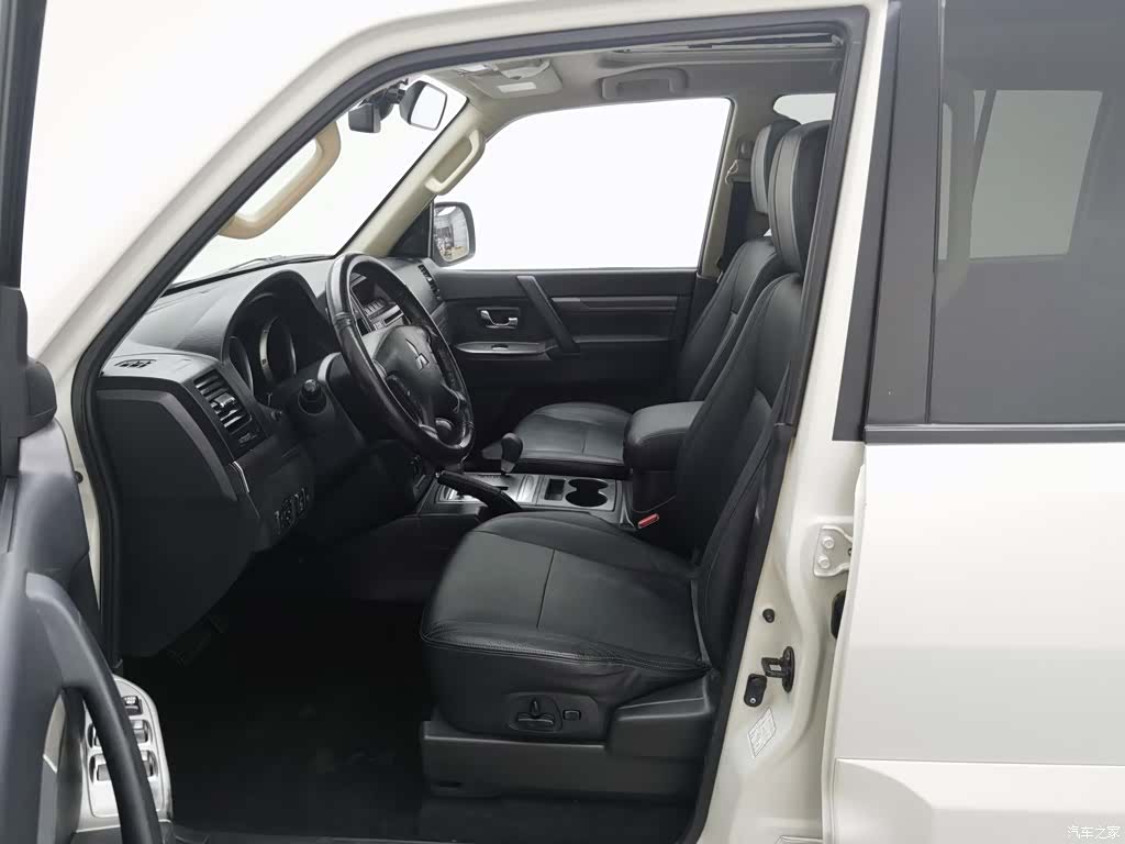 Mitsubishi Pajero, 2015 10