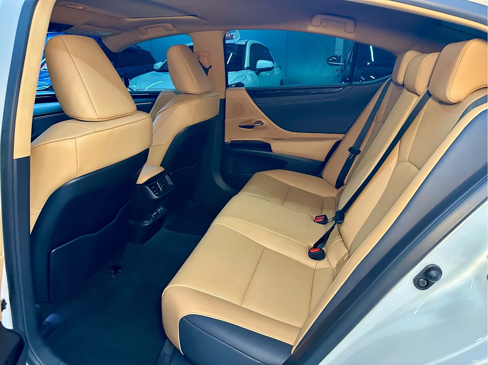 Lexus ES, 2024 10