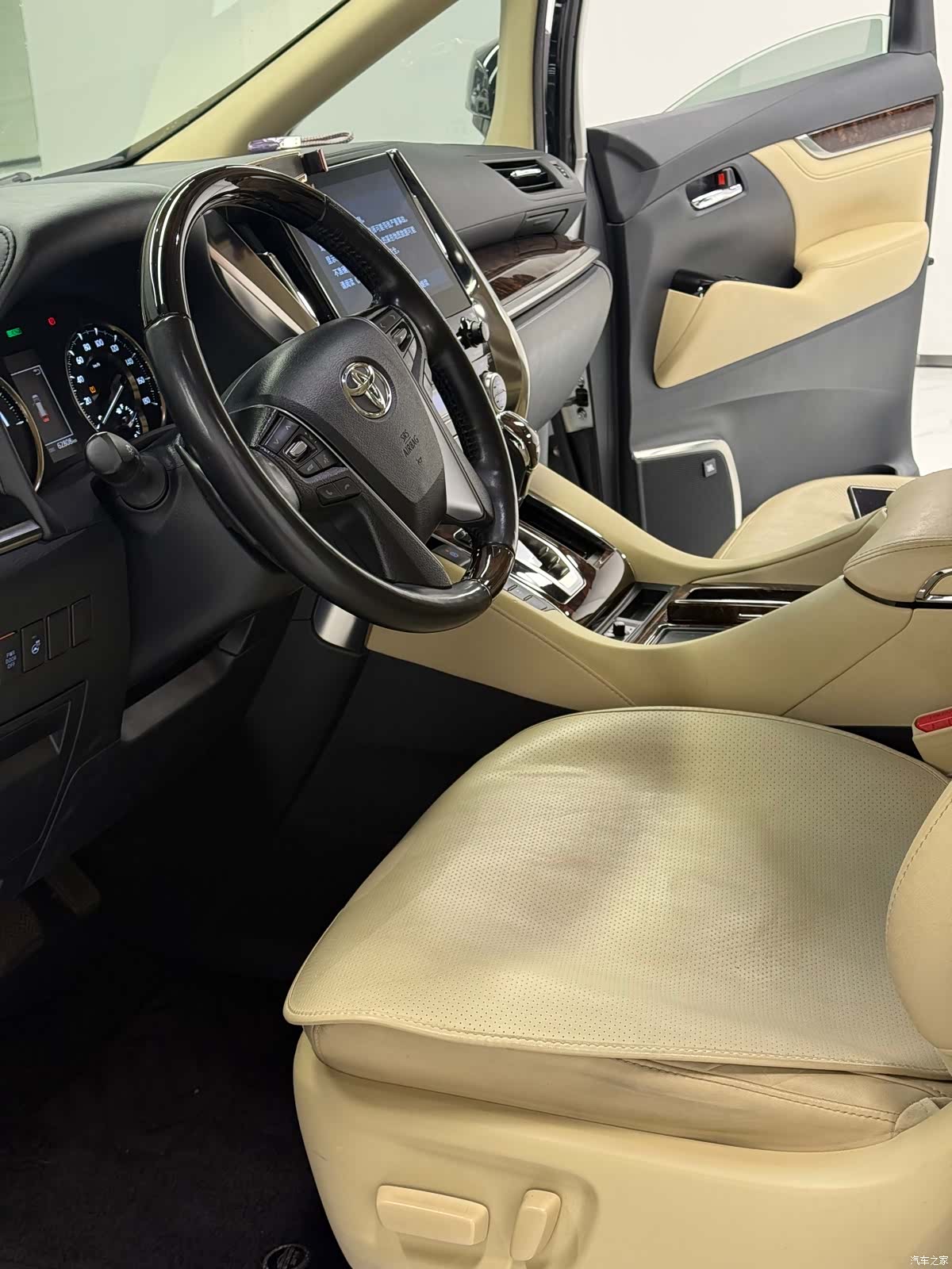 Toyota Alphard, 2023 10