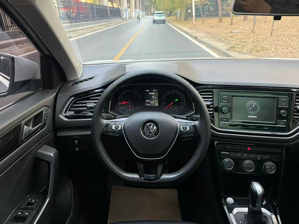 Volkswagen T-ROC exploring Songs