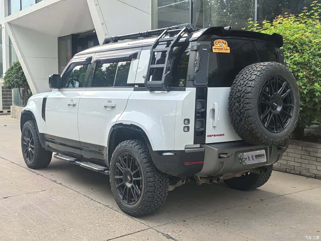 Land Rover Defender, 2023 3