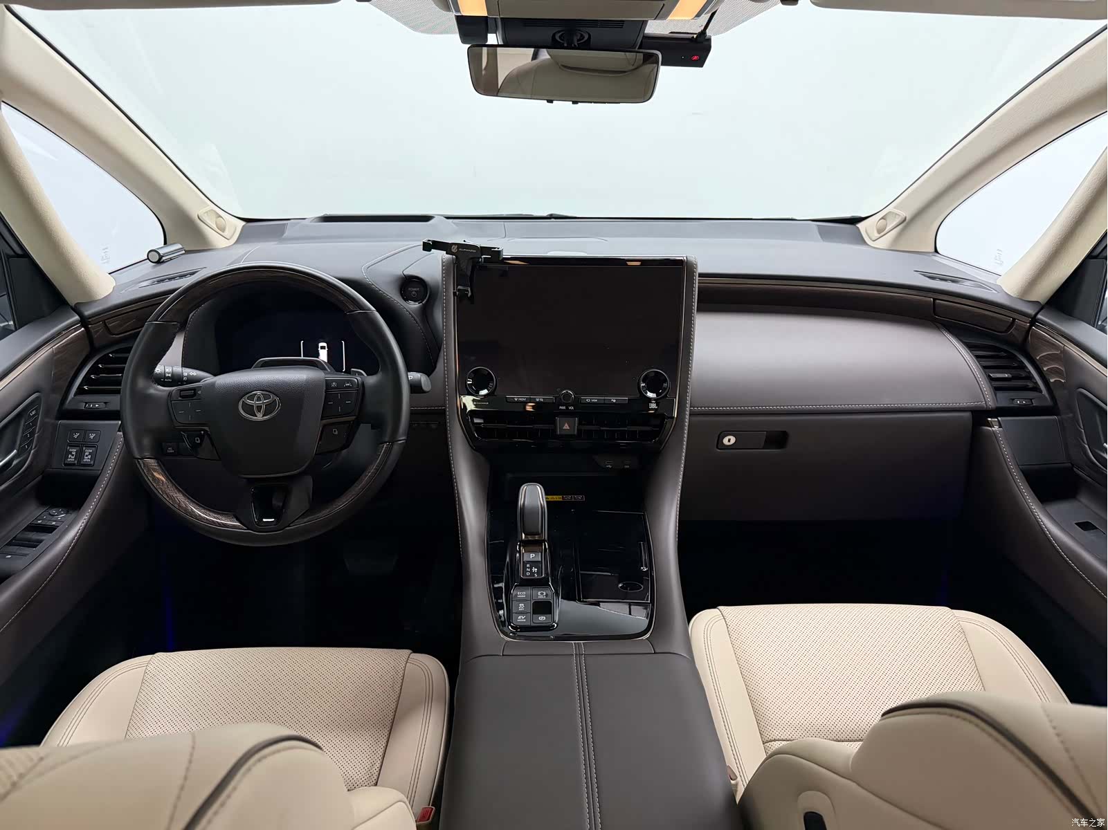 Toyota Alphard, 2024 11