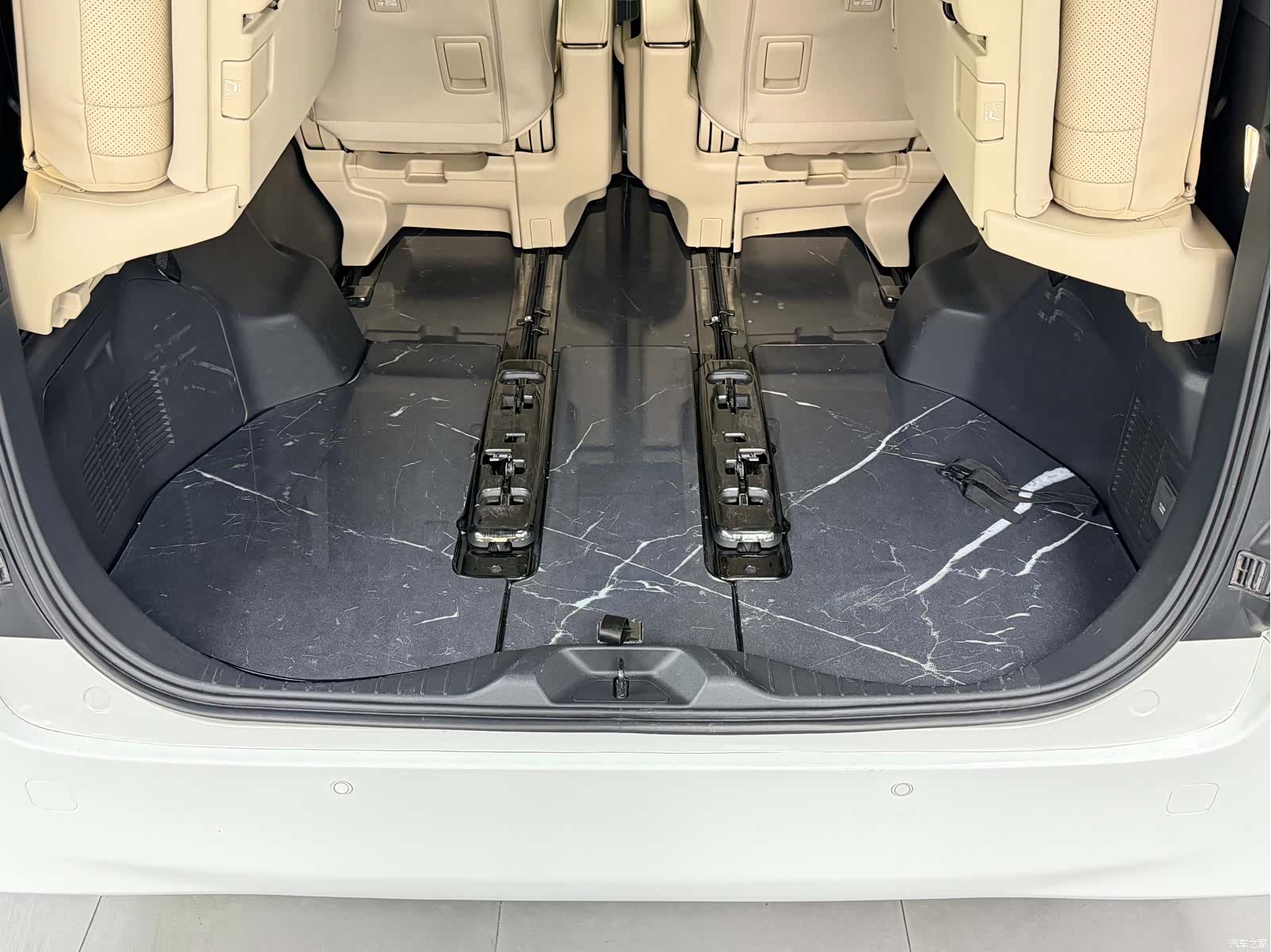 Toyota Alphard, 2024 19