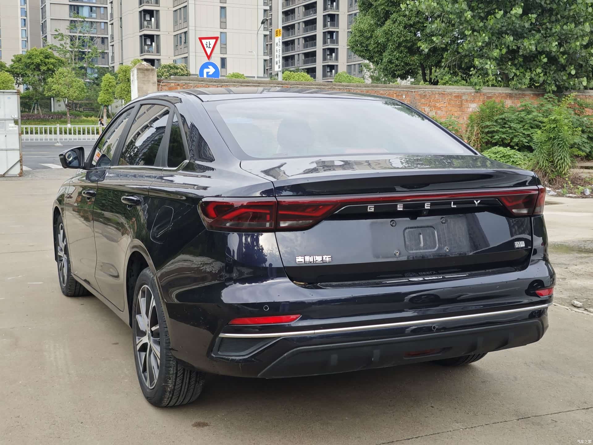 Geely Emgrand, 2022 14