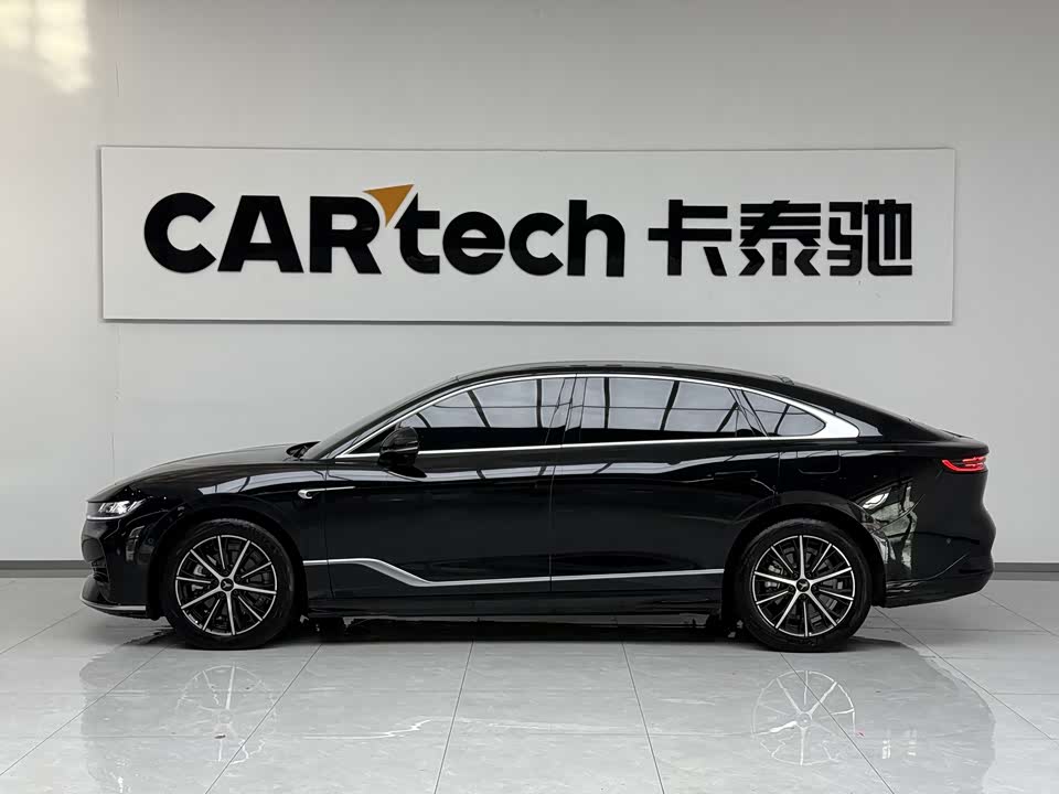 VOYAH Lantu chasing light