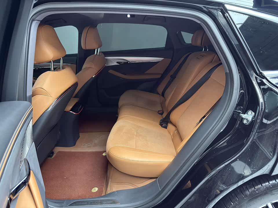 VOYAH Lantu chasing light