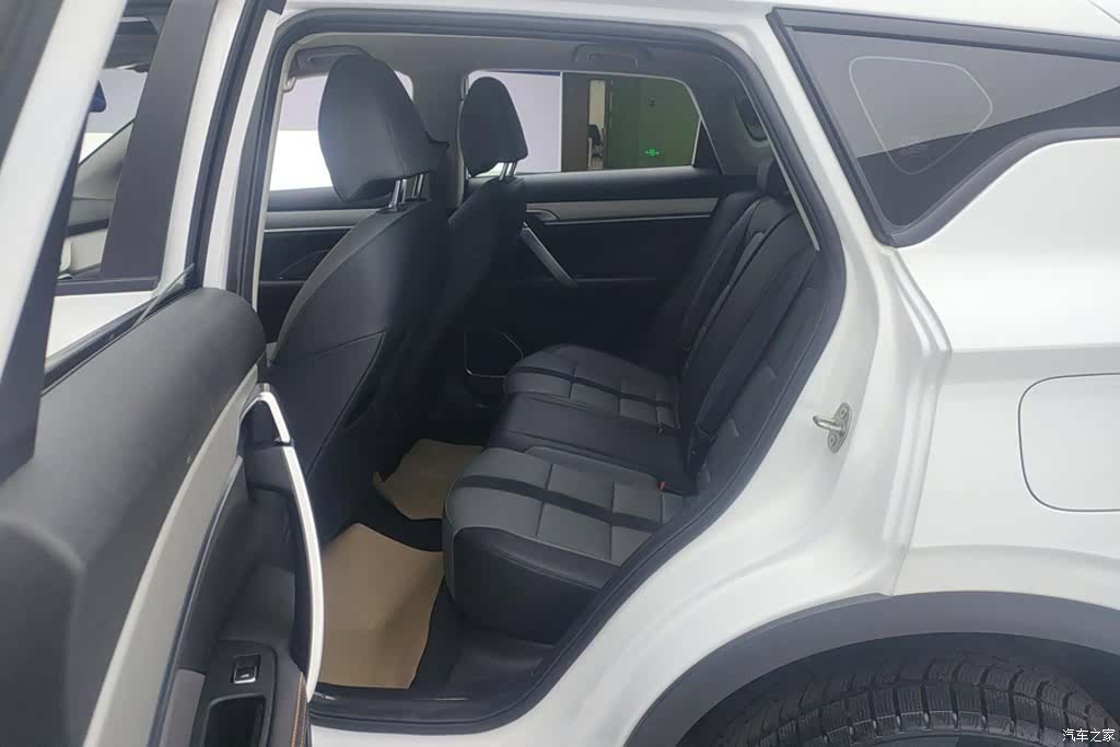 Geely Coolray, 2025 11