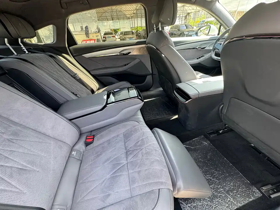 VOYAH Lantu chasing light