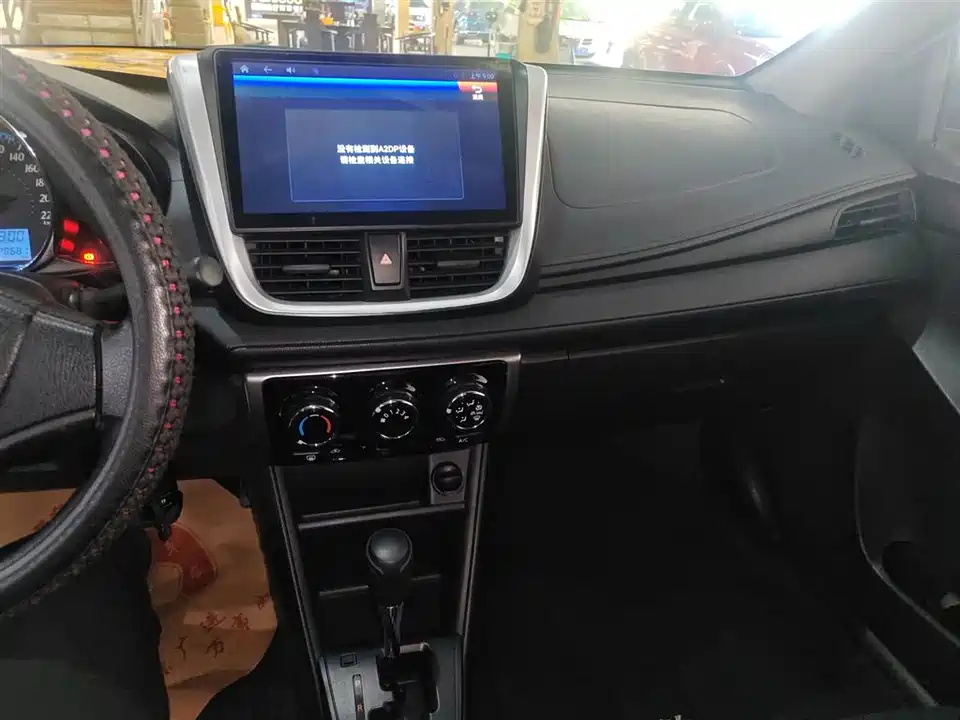 Toyota YARiS L to enjoy