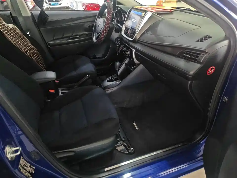 Toyota YARiS L to enjoy