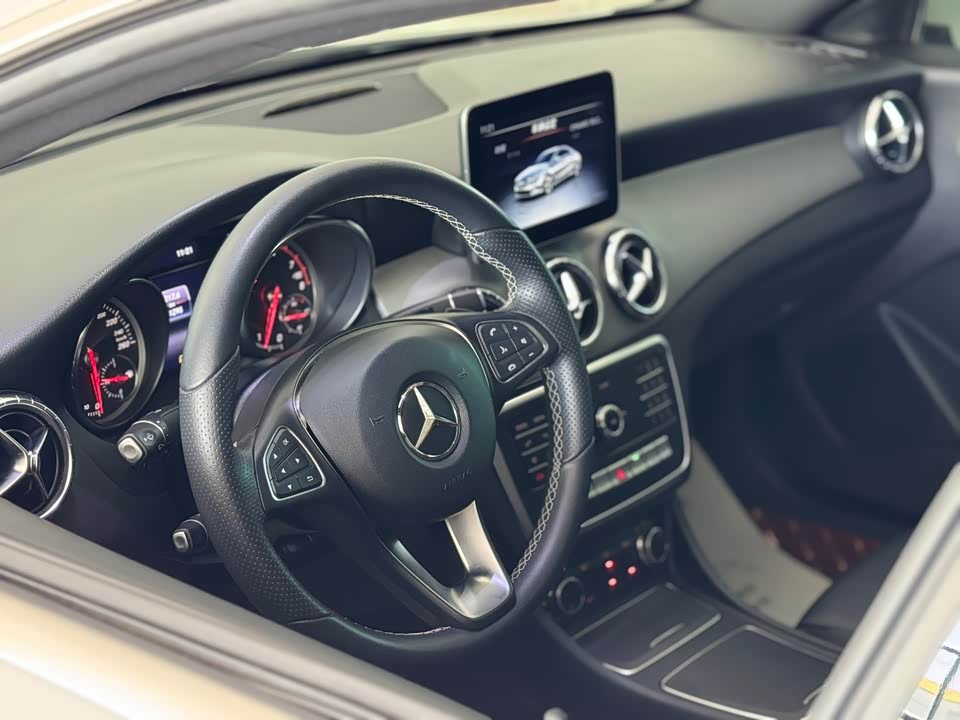 Mercedes-Benz CLA Mercedes-Benz CLA