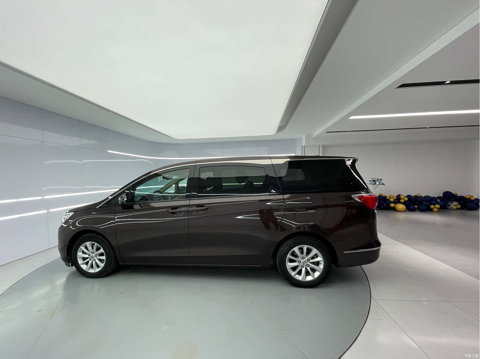 Buick GL8, 2019 4