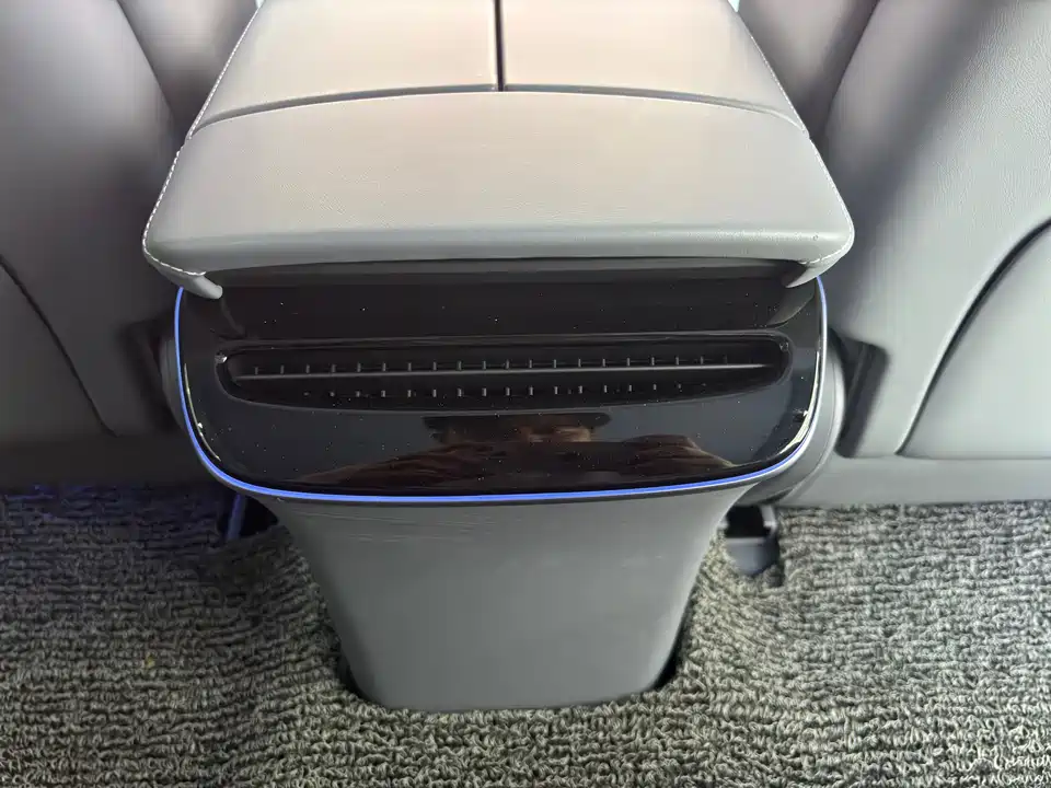 VOYAH Lantu chasing light