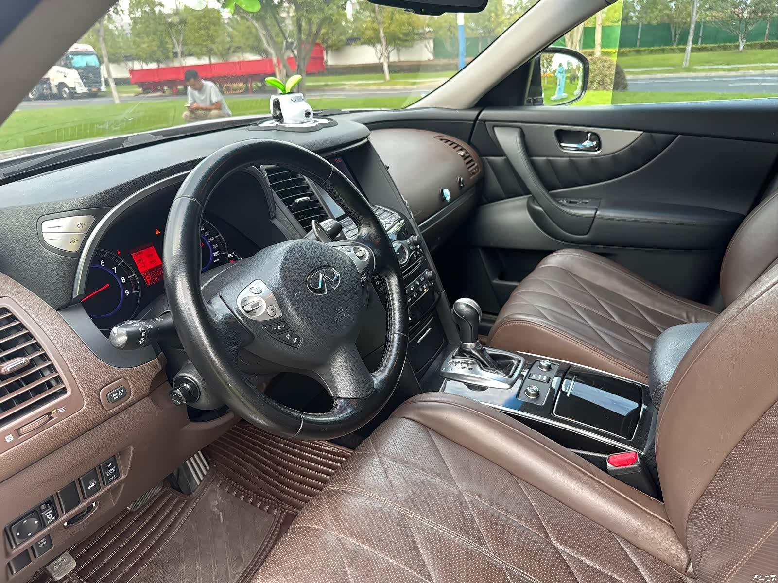 Infiniti FX35, 2012 4