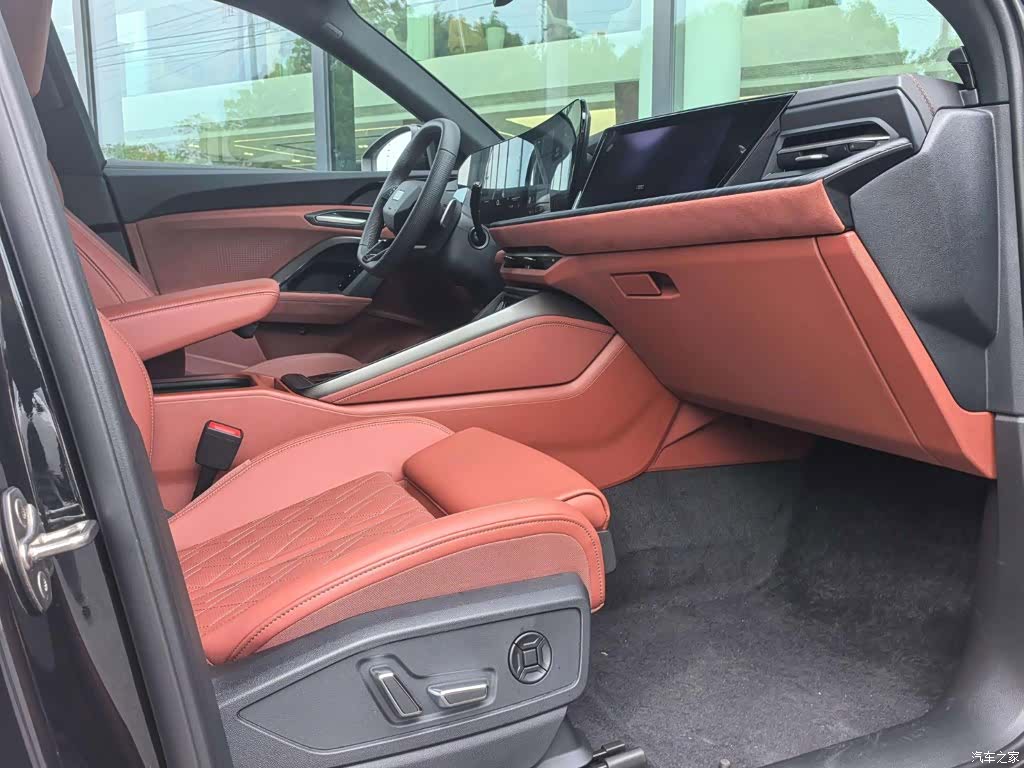 Audi Q5L, 2025 13