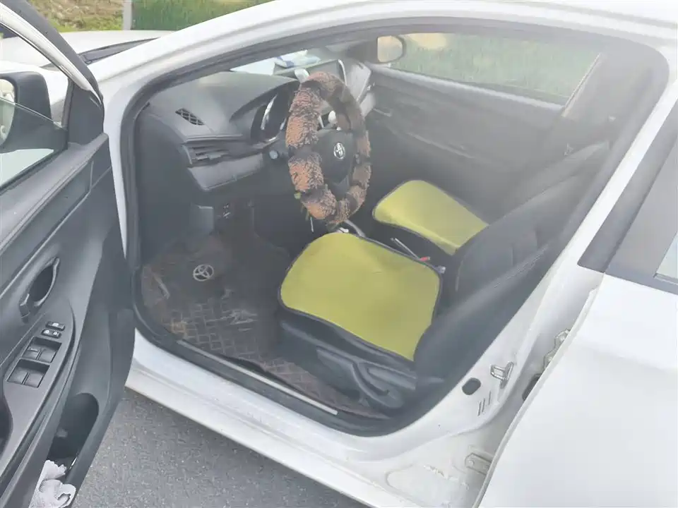 Toyota YARiS L to enjoy