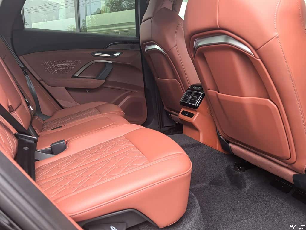 Audi Q5L, 2025 14